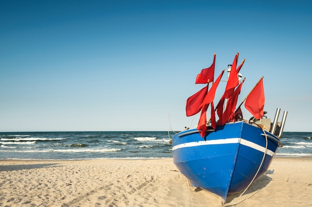 Traditionele Duitse vissersboot op een zandige kust