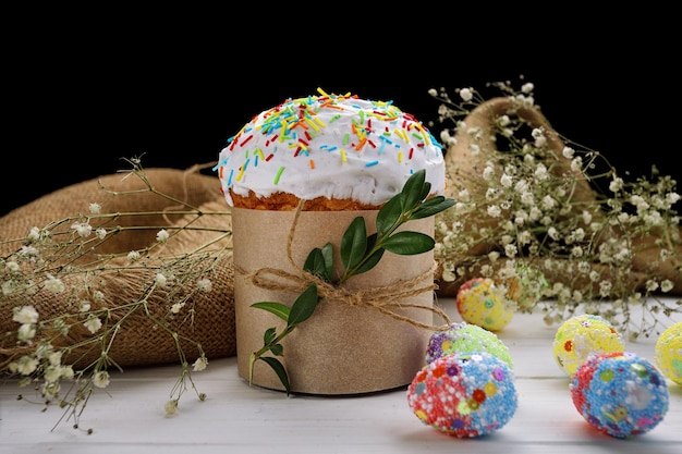 Traditionele Easte Treat Homemade Paska met kleurrijke eieren