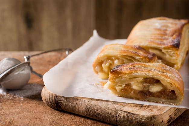 Traditionele eigengemaakte appelstrudel op bruin