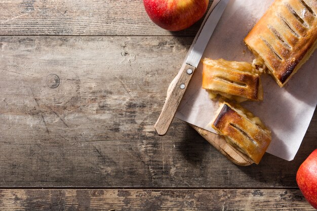 Traditionele eigengemaakte appelstrudel op houten lijst. Bovenaanzicht