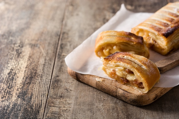 Traditionele eigengemaakte appelstrudel op houten lijst. Kopieer ruimte