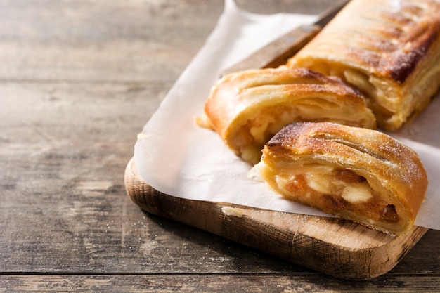 Traditionele eigengemaakte appelstrudel op houten lijst