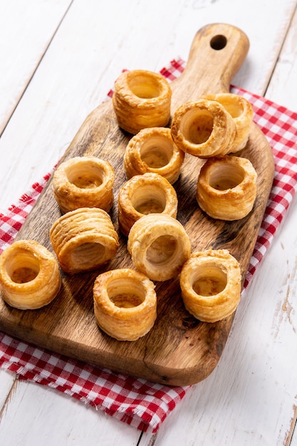 Traditionele Engelse Yorkshire pudding op houten tafel