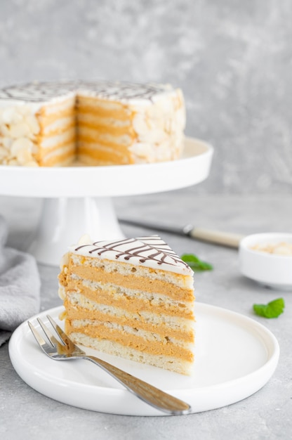 Traditionele Esterhazy-cake met amandelen en pralines Selectieve focus Ruimte kopiëren