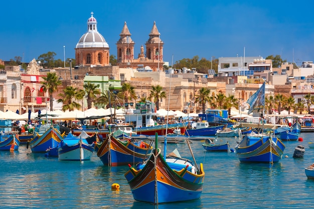 Traditionele eyed kleurrijke boten Luzzu in de haven van het mediterrane vissersdorp Marsaxlokk, Malta