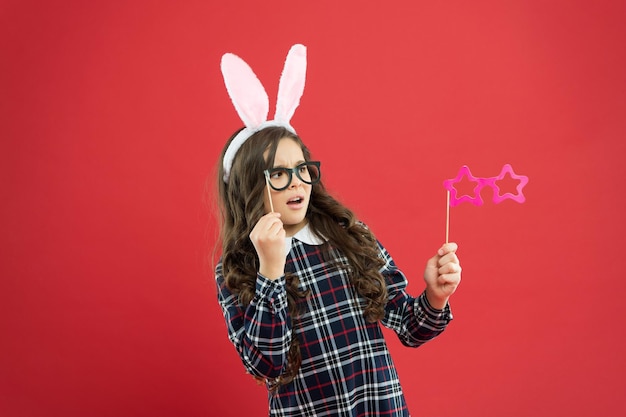 Traditionele feestactiviteiten Slim konijntje Brillenstand rekwisieten Klein schattig konijntje Plezier hebben Meisje in paashaas op eieren zoeken Feest en sociaal evenement Familievakantie Schoolmeisje konijnenoren