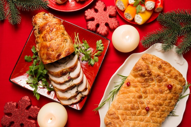 Traditionele feestelijke kerstgerechten op de tafel Wellington met paddestoelen gevulde kalkoenrol gevulde paprika's