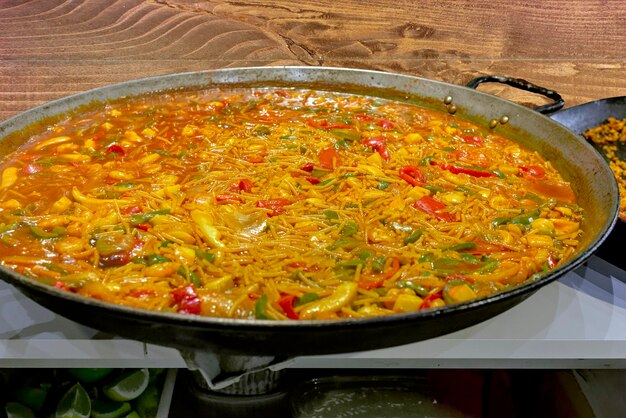 Traditionele Fideua uit Spanje een typische noedelpaella