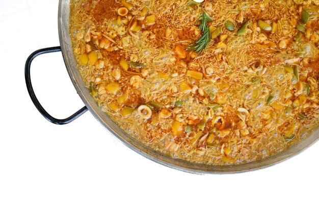 Traditionele Fideua uit Spanje een typische pasta gemaakt met paella ingrediënten