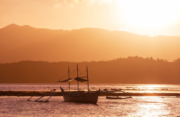 Traditionele Filipijnse boot in de zee, Palawan-eiland, Filippijnen