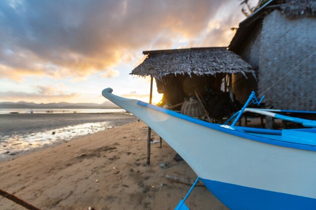 Traditionele Filipijnse boot in de zee, Palawan-eiland, Filippijnen