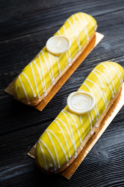 Traditionele Franse dessert-eclair. Op de donkere achtergrond