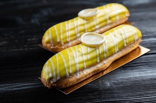 Traditionele Franse dessert-eclair. Op de donkere achtergrond