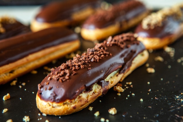 Traditionele franse eclairs met chocolade