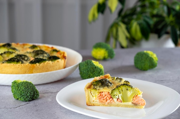 Traditionele Franse quiche Lorraine-taart met broccoli, zalm en zachte kaas Recept van zelfgemaakte vistaart uit de mediterrane keuken Gezond eten of low-card dieet