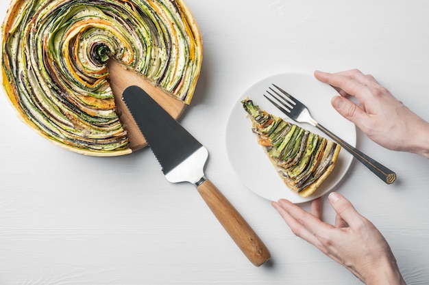 Traditionele Franse ratatouille plantaardige pastei op een witte houten achtergrond met verwijderde plak