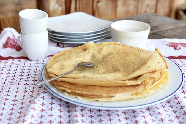 traditionele Franse zelfgemaakte pannenkoeken in een bord geserveerd op een tafel met suiker