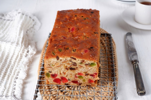 Traditionele fruitcake pudding met gedroogde vruchten op witte achtergrond