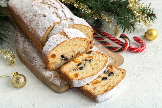 Traditionele fruitcake voor Kerstmis met rozijnen, noten. met Kerstmis .