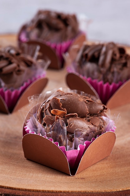 Traditionele gastronomische chocoladebrigadeiro. typisch braziliaans snoepje.