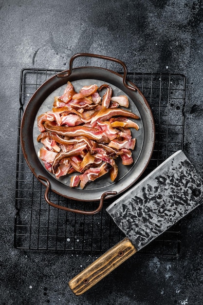 Traditionele gastronomische gerookte varkensoren Zwarte achtergrond Bovenaanzicht