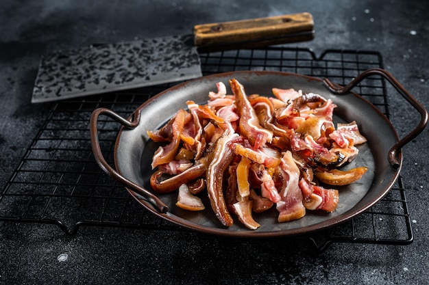 Traditionele gastronomische gerookte varkensoren Zwarte achtergrond Bovenaanzicht