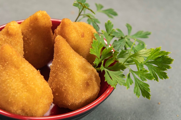 Traditionele gebakken coxinha in plaat op leisteen achtergrond populaire braziliaanse snack