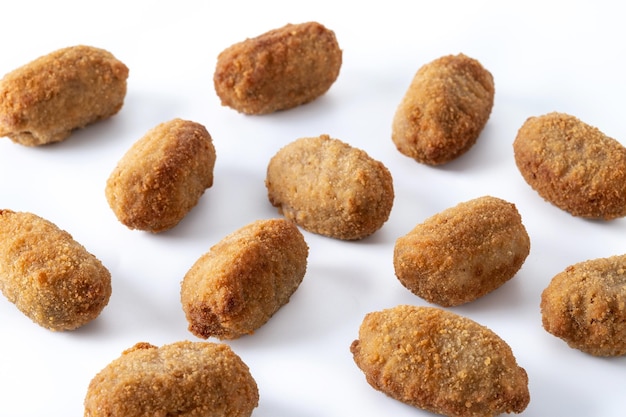 Traditionele gebakken kroketten geïsoleerd op witte bckground