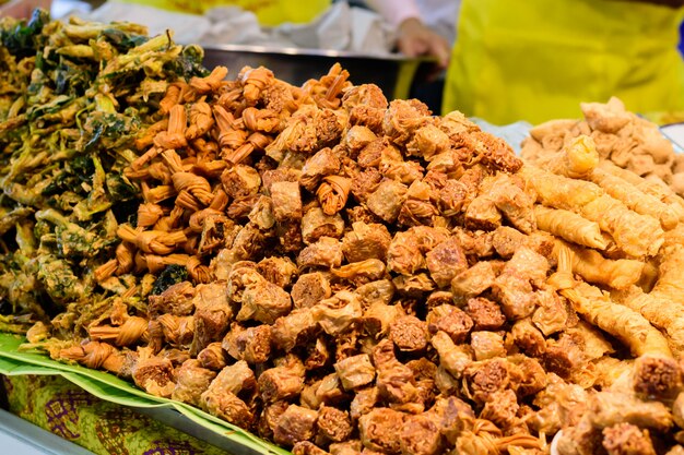 Traditionele gefrituurde tofu. Beroemde Chinese vegetarische voedselkeuken.