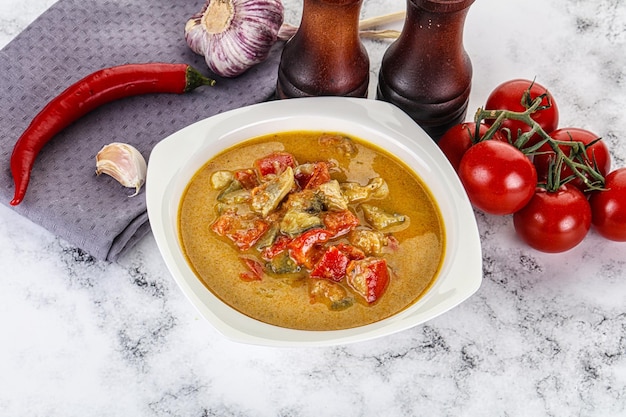 Traditionele gele Thaise curry met kip en kokosmelk