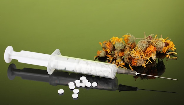 Foto traditionele geneeskunde tegen homeopathie op groene achtergrond