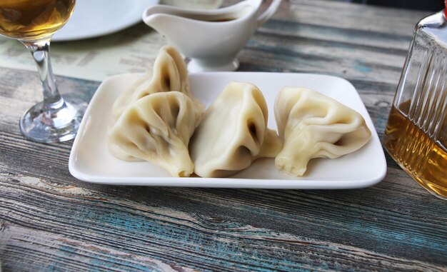 Traditionele Georgische khinkali in een van de restaurants in Tbilisi