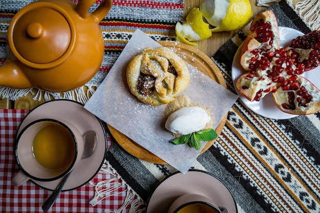 Traditionele Georgische zoetigheden en desserts met hazelnoten, walnoten, druivensap, honing, chocolade. Baklava, nakhini, churchkhela. Vers fruit en gekonfijt fruit. Traditionele Turkse koffie.