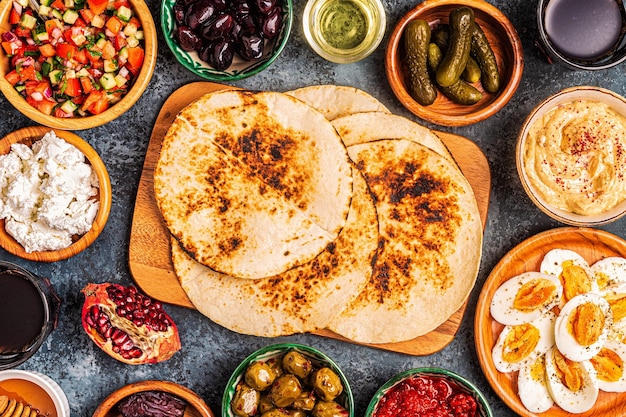 Traditionele gerechten uit de Israëlische en Midden-Oosterse keuken - malavach met verschillende vullingen, bovenaanzicht.