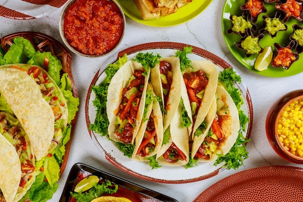 Traditionele gerechten van maistortilla's, tacoschelpen met salsa. Latijnse keuken.