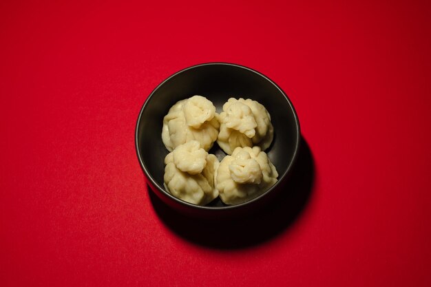 Traditionele gestoomde dumplings khinkali op de rode achtergrond