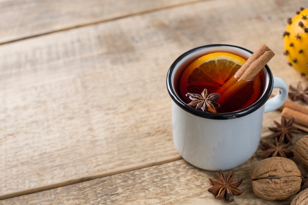 Traditionele glühwein in mok met kruiden op houten