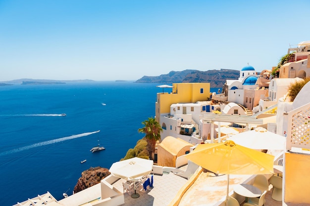 Traditionele Griekse architectuur op het eiland Santorini, Griekenland. Zomer landschap, uitzicht op zee. Beroemde reisbestemming