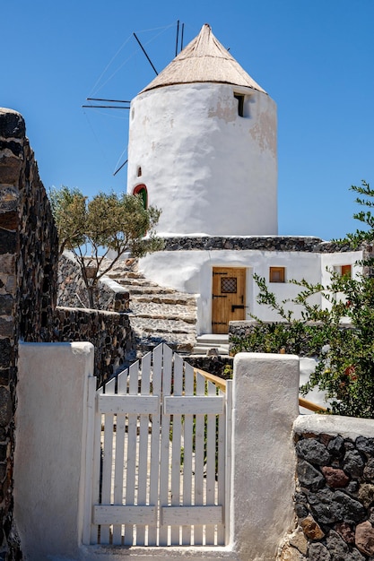 Traditionele Griekse binnenplaats met een windmolen op het eiland Santorini