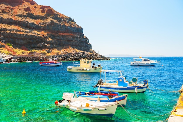 Traditionele Griekse boten in de haven van het eiland Santorini, Griekenland. Zomerlandschap, zeezicht