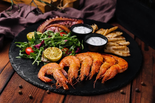 Traditionele Griekse gegrilde zeevruchten op de houten plaat van het restaurant