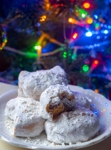 Traditionele Griekse kerstschotel - Kourabiedes-koekjes met amandelen en poedersuiker