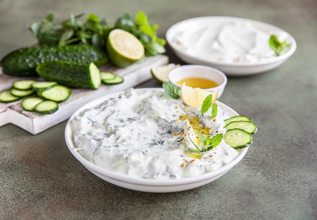 Traditionele Griekse tzatziki dipsaus met geraspte komkommer yoghurt olijfolie en munt