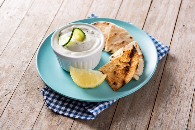 Traditionele Griekse Tzatziki op houten tafel