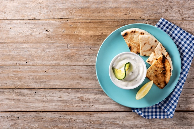 Traditionele griekse tzatziki op houten tafel