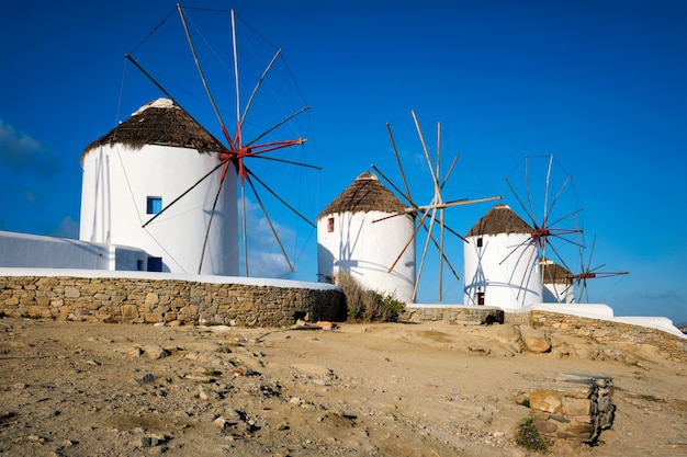 Traditionele Griekse windmolens op het eiland Mykonos bij zonsopgang Cycladen Griekenland