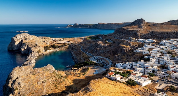 Traditionele Griekse witte gebouwen in de stad Lindos op het eiland Rhodos in Griekenland Zee op de achtergrond