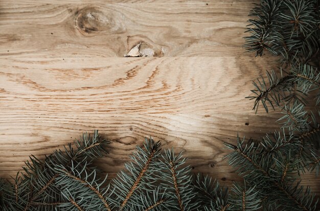 Traditionele groene kerstkrans op houten