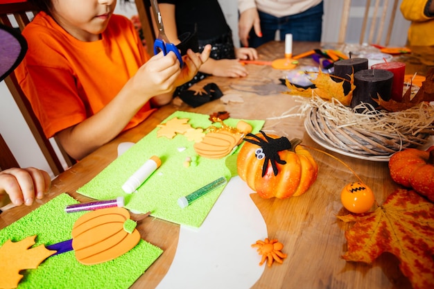 Traditionele Halloween-decoraties voorbereiden met jonge kinderen
