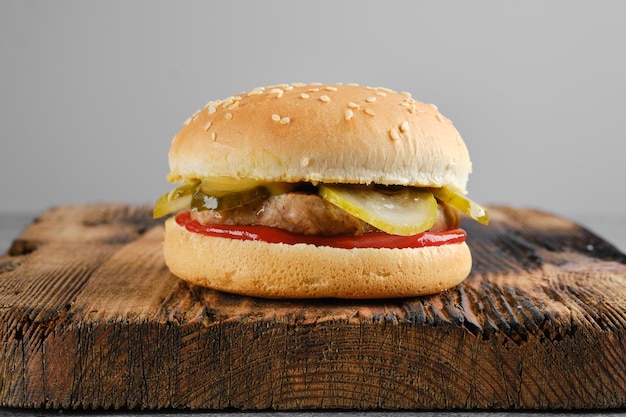 Traditionele hamburger op rustieke houten vooraanzicht als achtergrond